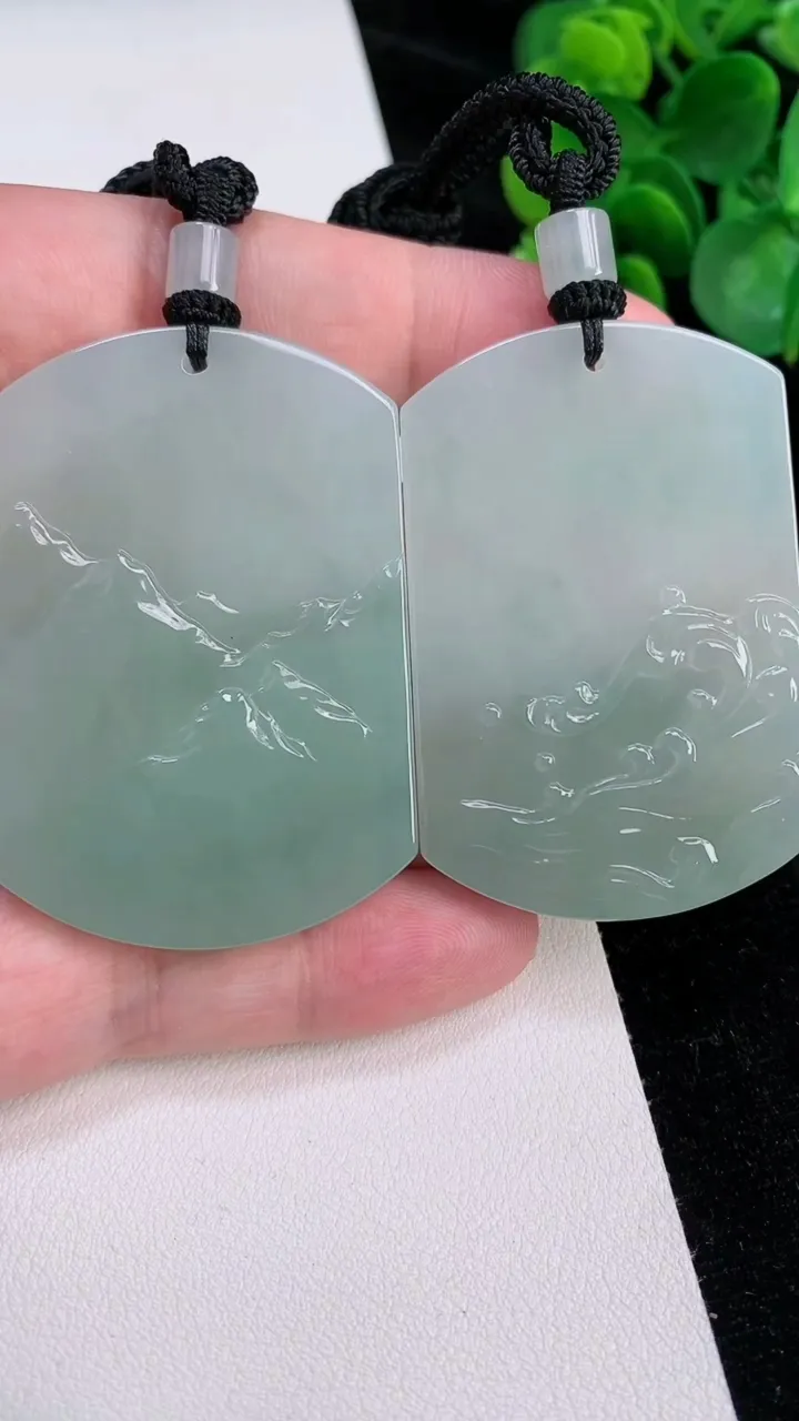 天然A货翡翠山盟海誓对牌吊坠，尺寸51.2-35-5.7，重量:66.00g
7月3日