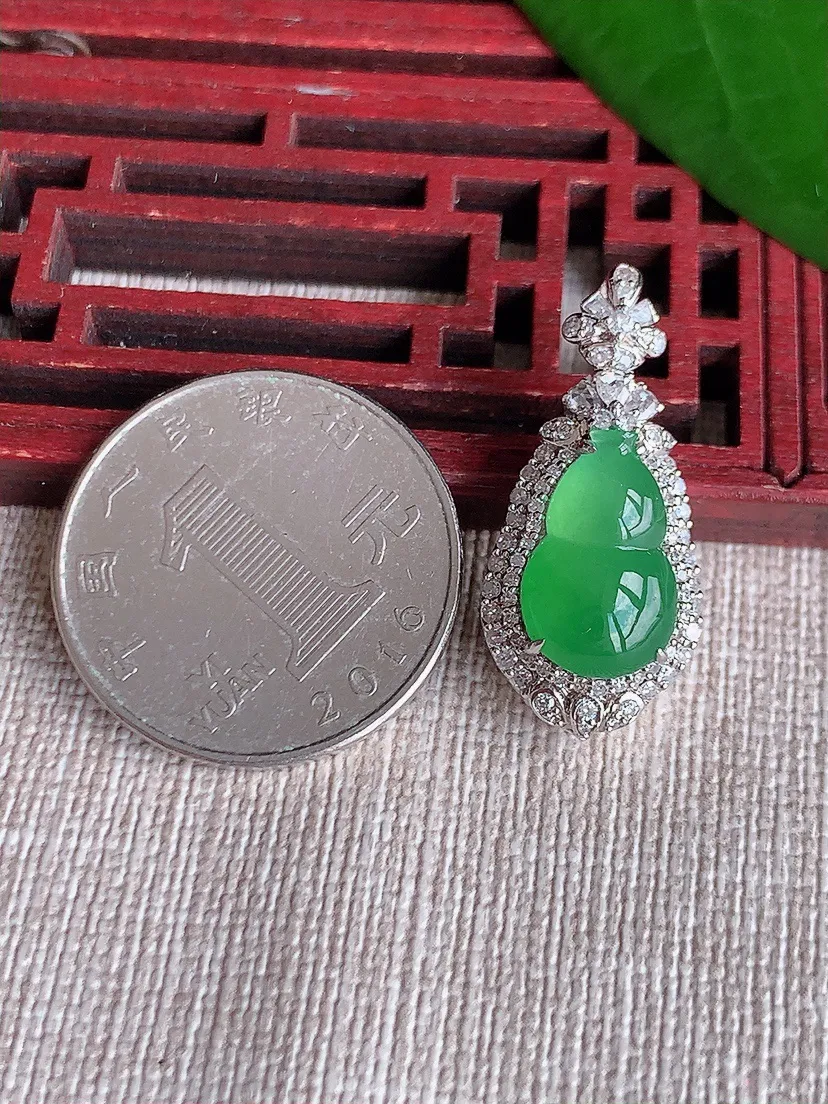 天然A货翡翠18K金伴满绿葫芦吊坠尺寸28×13×10.8裸石14.6×8.8m量4.68g 0702