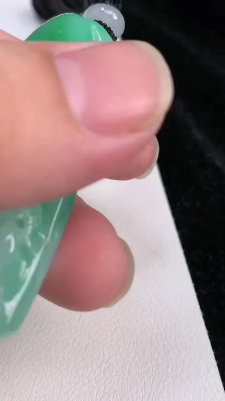 天然A货翡翠生肖羊吊坠，尺寸51.3-28.3-12.3，重量:35.66g
7月3日