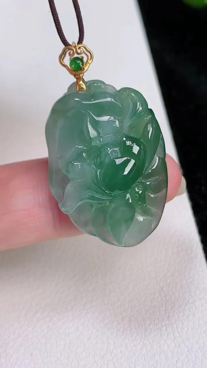 天然A货翡翠和和美美 荷花吊坠，尺寸28.4-20.3-7.8，重量:6.71g
7月3日