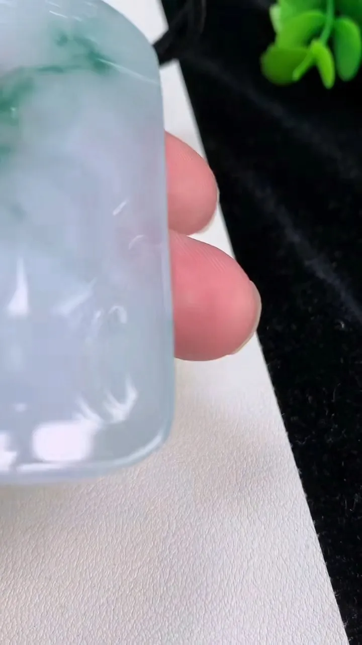 天然A货翡翠种飘花大势至观音菩萨吊坠，尺寸71-43.4-5，重量:45.95g
7月3日