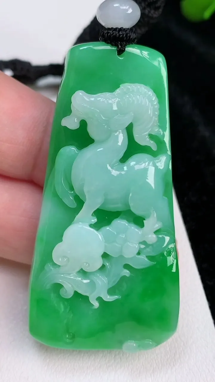 天然A货翡翠生肖羊吊坠，尺寸56.6-29.5-10.7，重量:42.66g
7月3日