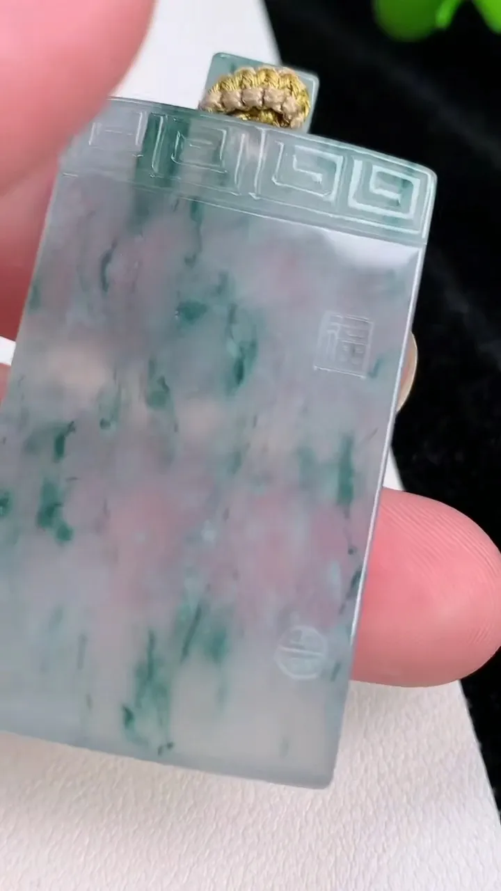 天然A货翡翠种飘花仿古无事牌吊坠，尺寸45.8-29-4.5，重量:22.10g
7月3日