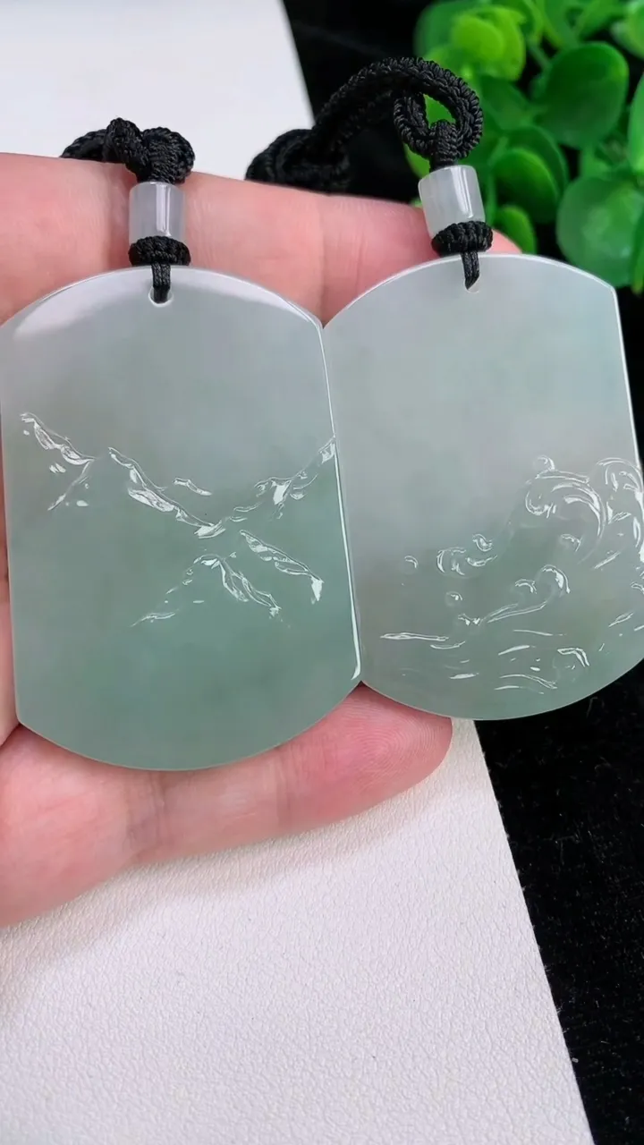 天然A货翡翠山盟海誓对牌吊坠，尺寸51.2-35-5.7，重量:66.00g
7月3日