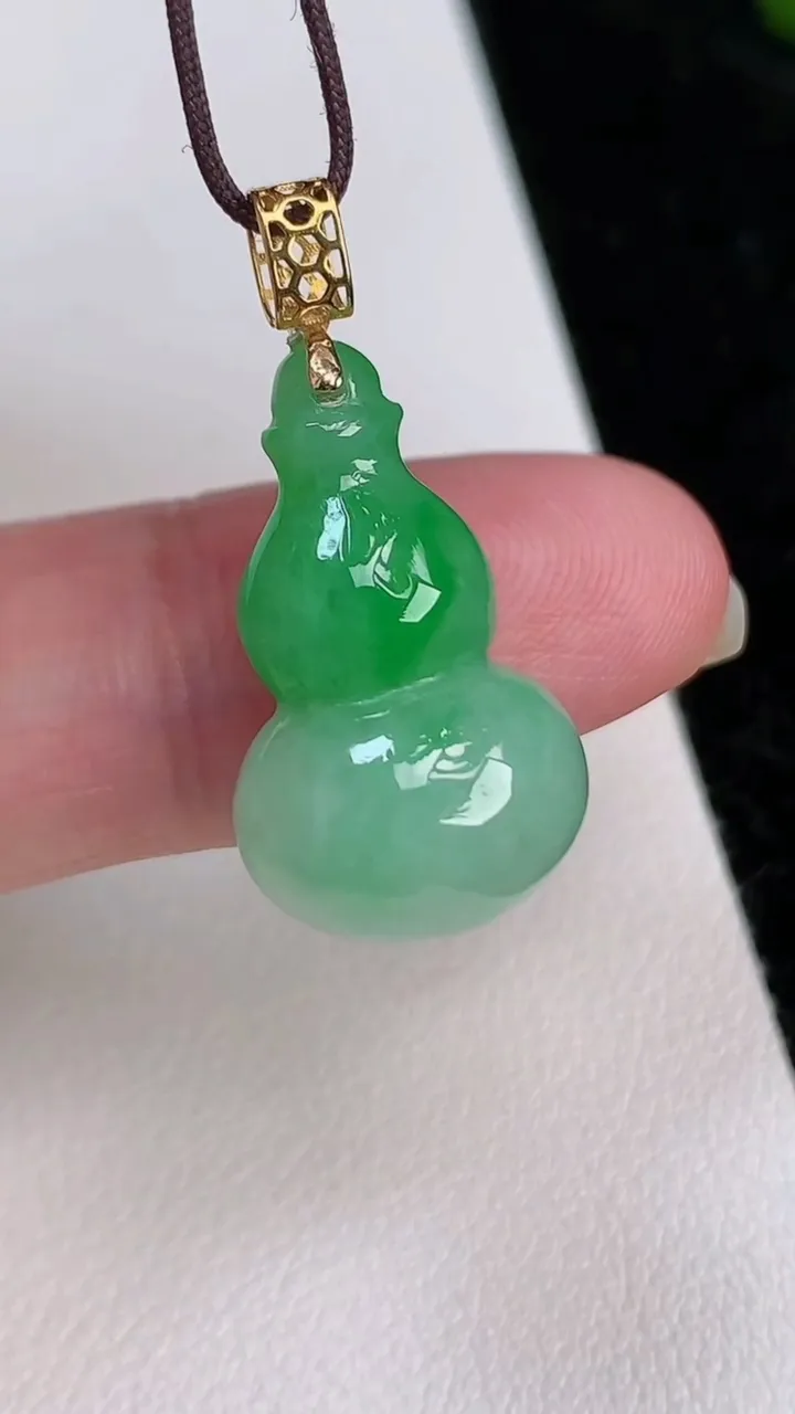 天然A货翡翠葫芦吊坠，尺寸21.8-13.4-11.3，重量:4.49g
7月3日