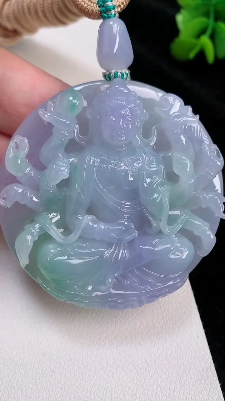 天然A货翡翠春带彩紫罗兰千手观音吊坠，尺寸53.5-11.2，重量:66.32g
7月3日