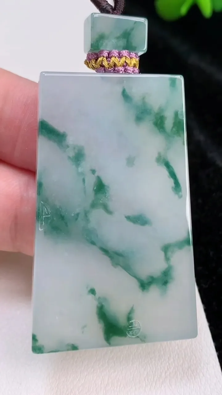 天然A货翡翠种飘花仿古无事牌吊坠，尺寸47.8-30.2-5.5，重量:26.64g
7月3日