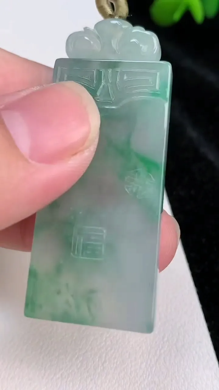 天然A货翡翠仿古无事牌吊坠，尺寸44.2-21.5-5.7，重量:19.87g
7月3日