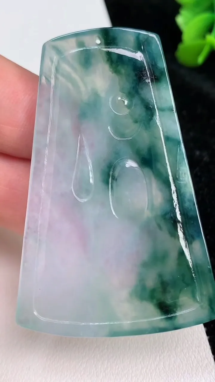天然A货翡翠冰种飘花山水大势至观音菩萨吊坠，尺寸58.4-39.8-4.5，重量:22.27g
7月3日