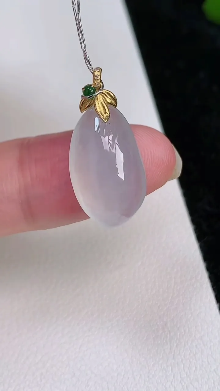 天然A货翡翠种福瓜吊坠，尺寸18.7-10.8-6，重量:2.25g
7月3日