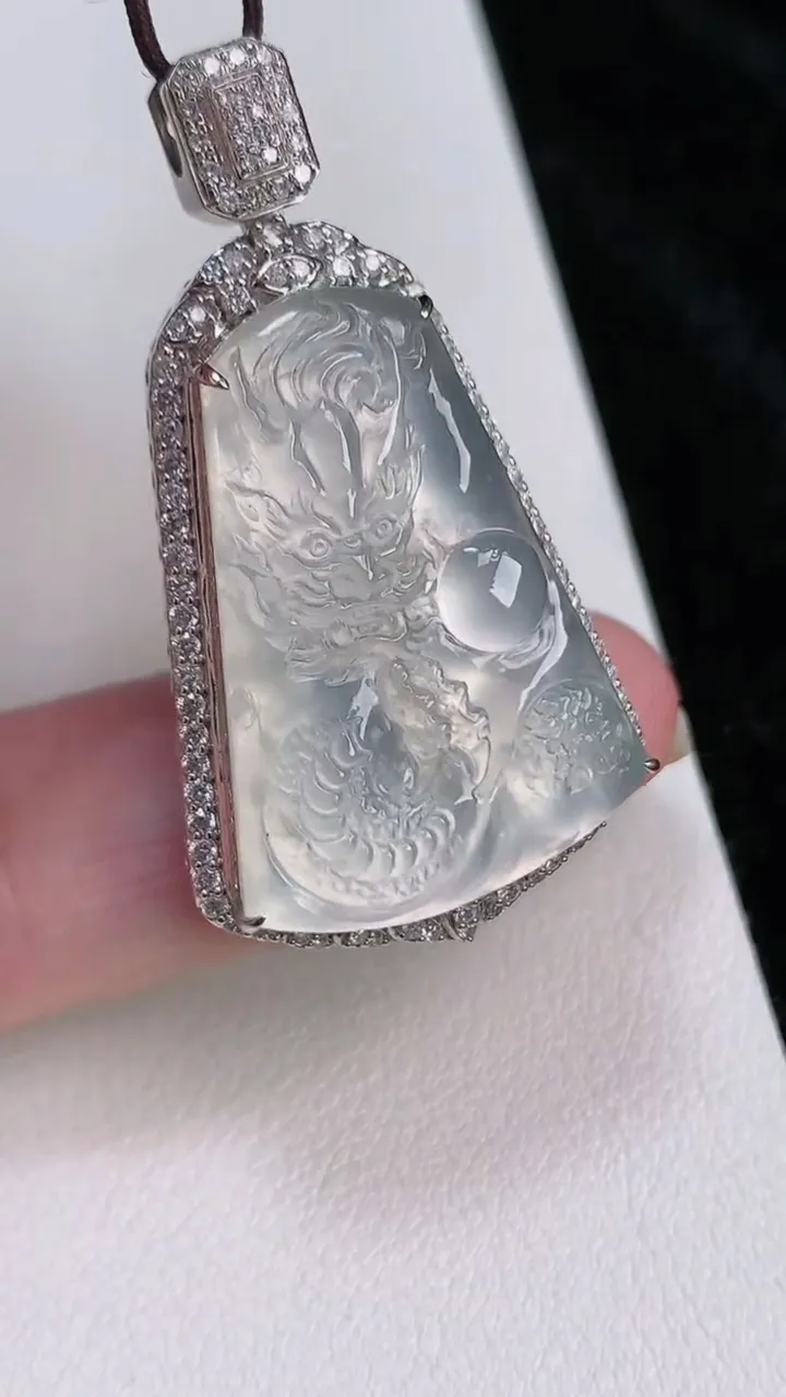 天然A货翡翠种龙牌吊坠，尺寸42-23-9，裸石28-20.6重量:8.70g
7月3日