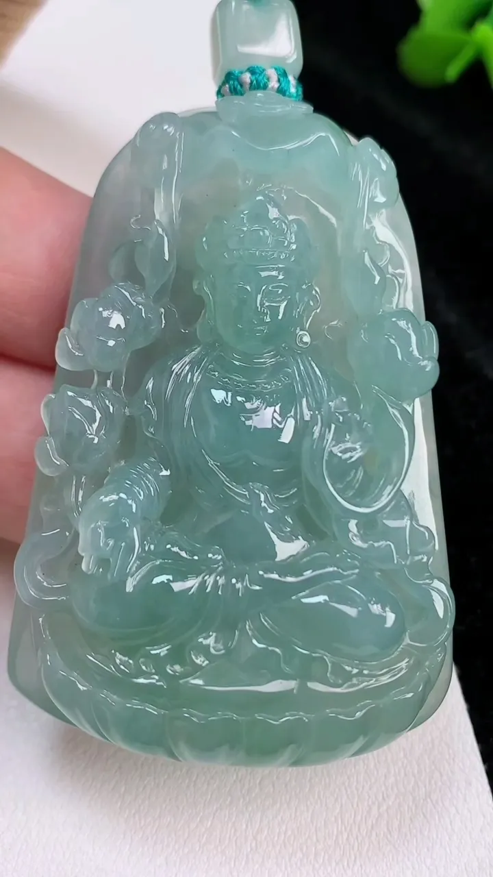 天然A货翡翠大势至观音菩萨吊坠，尺寸58-40-11，重量:55.03g
7月3日