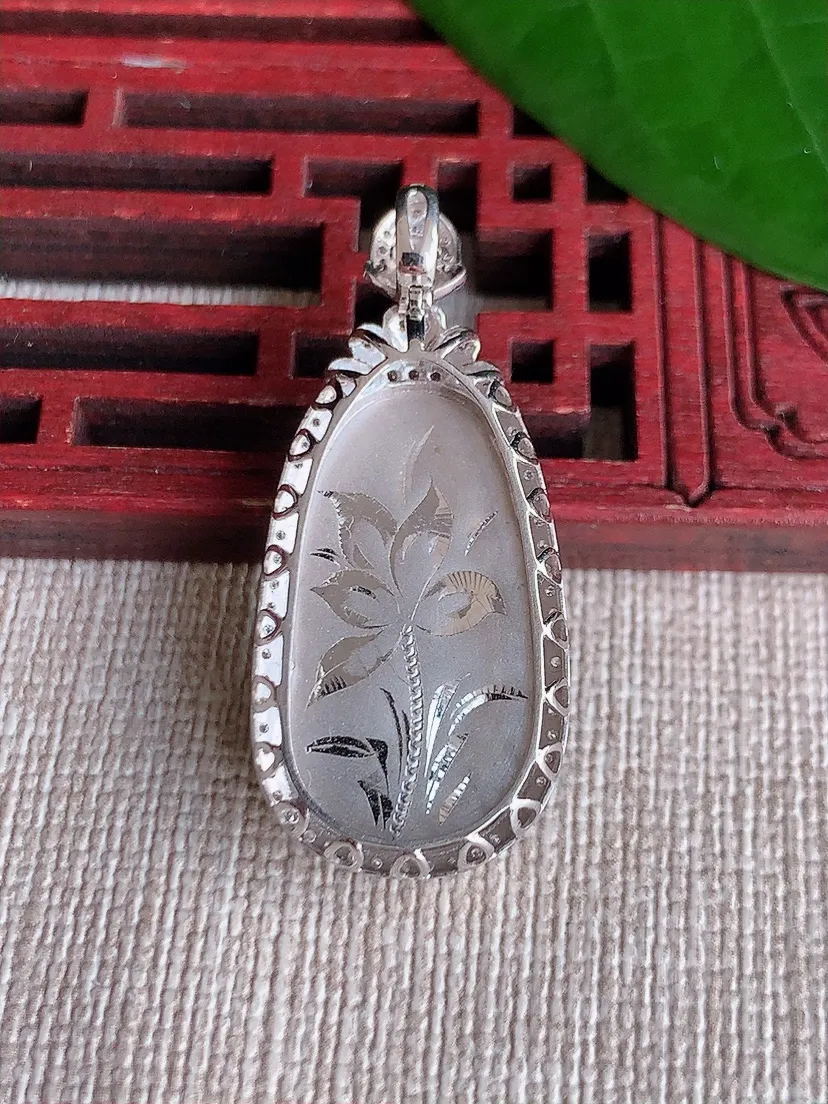 天然A货翡翠18K金伴满绿如意吊坠尺寸35.6×15.7×7裸石24×13.4m量4.20g 070