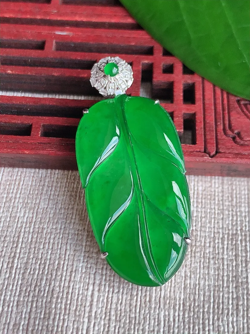 天然A货翡翠18K金伴满绿叶子金枝玉叶吊坠尺寸44.7×35.5×19.4×6.6m量7.33g 0702