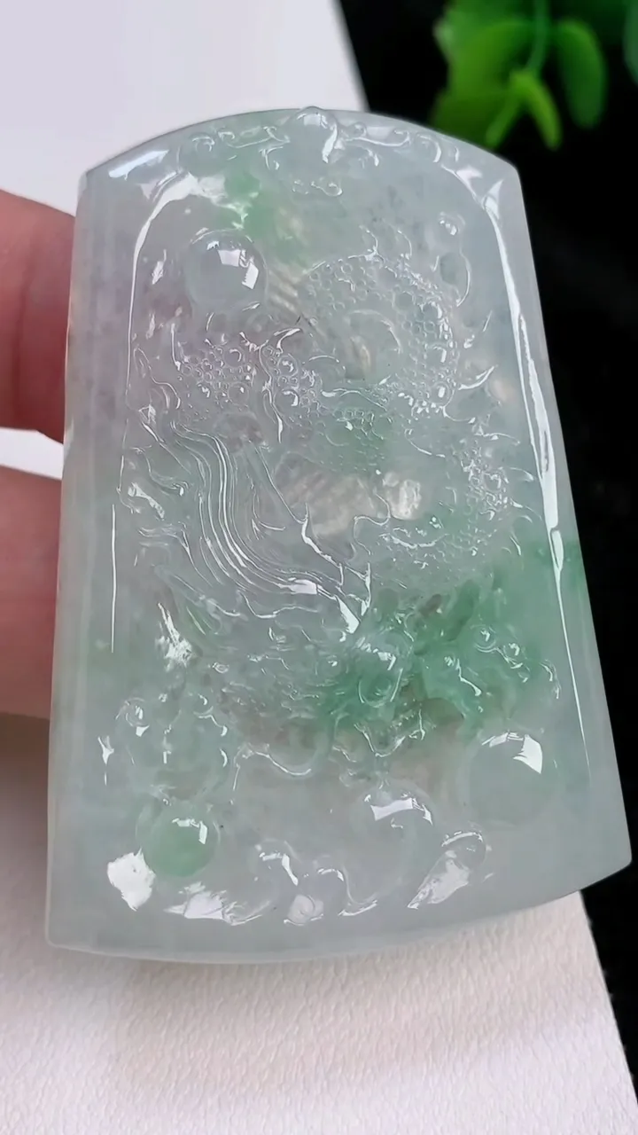天然A货翡翠龙牌吊坠，尺寸60-43.8-5，重量:33.42g
7月3日