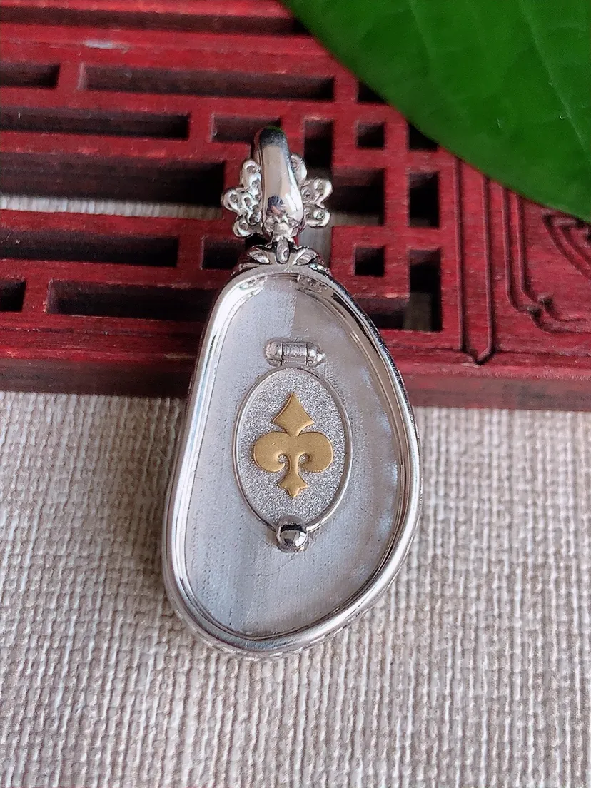 天然A货翡翠18K金伴满绿福瓜吊坠尺寸39×17.7×7裸石27.5×15.5m量6.67g 070