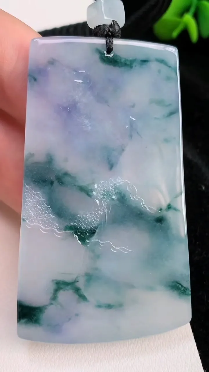 天然A货翡翠紫罗兰飘花观音菩萨吊坠，尺寸65.4-39.3-5，重量:41.28g
7月3日