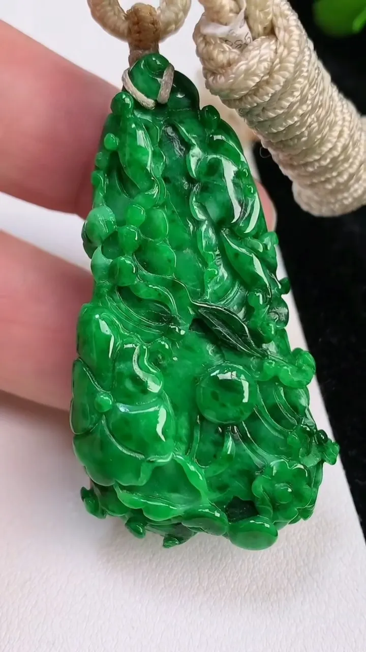 天然A货翡翠白菜吊坠，尺寸54.4-30.3-14，重量:36.37g
7月3日