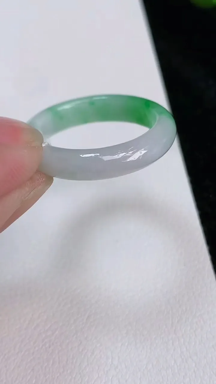 天然A货翡翠戒指指环，尺寸20.2-4.7-3，重量:3.61g2025年7月3日
工厂直销收藏佳品,种好水足，色泽均匀，有种有色，上手高大气！