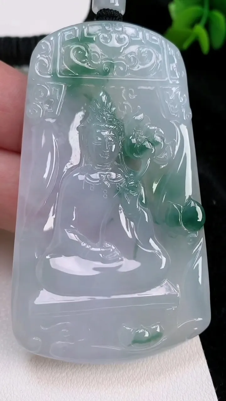 天然A货翡翠种飘花大势至观音菩萨吊坠，尺寸71-43.4-5，重量:45.95g
7月3日