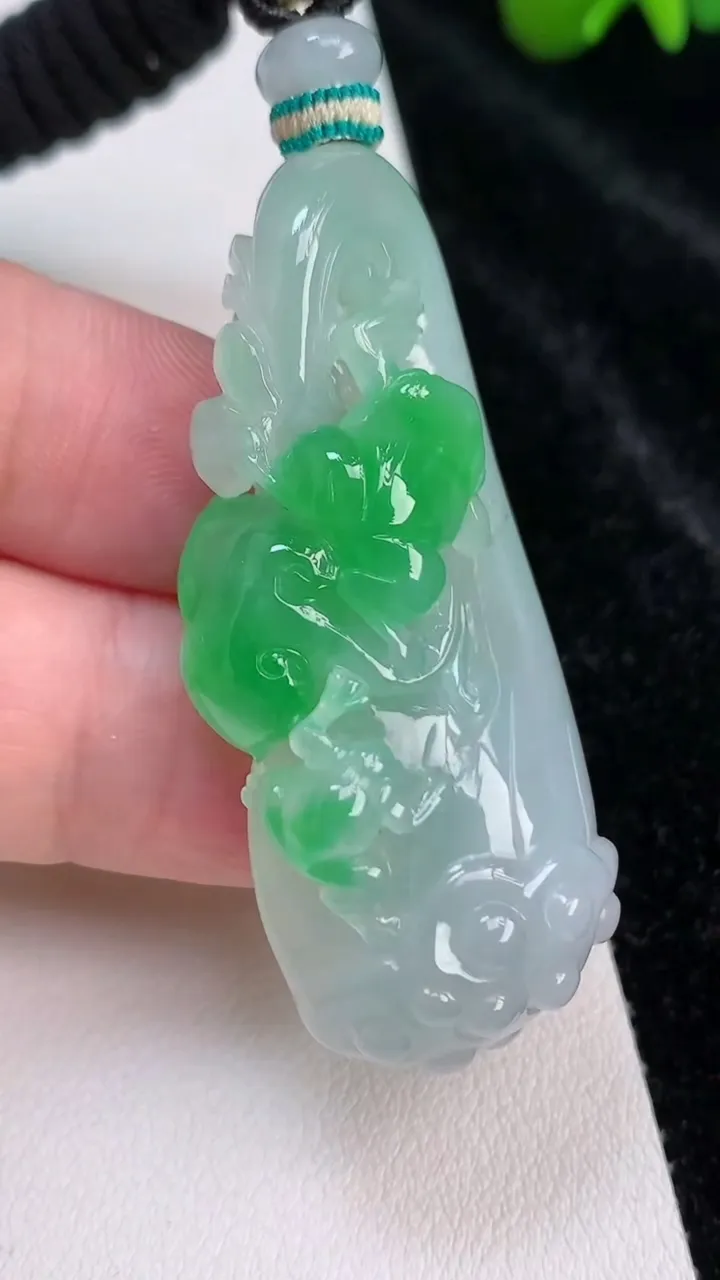 天然A货翡翠呱呱来财 莲蓬吊坠，尺寸50.8-23-11.2，重量:28.98g
7月3日