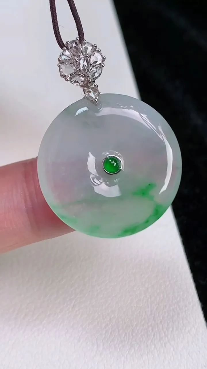 天然A货翡翠平安扣吊坠，尺寸23-4，重量:5.36g
7月3日
