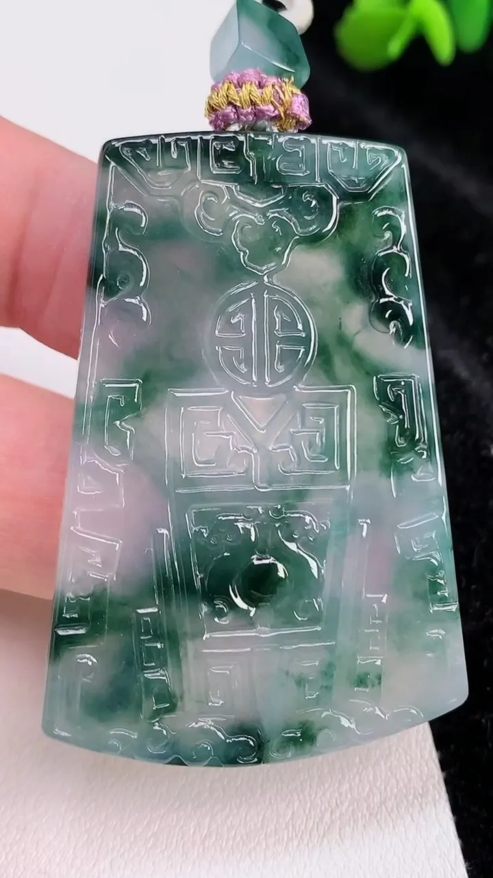 天然A货翡翠种飘花仿古无事牌吊坠，尺寸52-37-4.8，重量:25.37g
7月3日