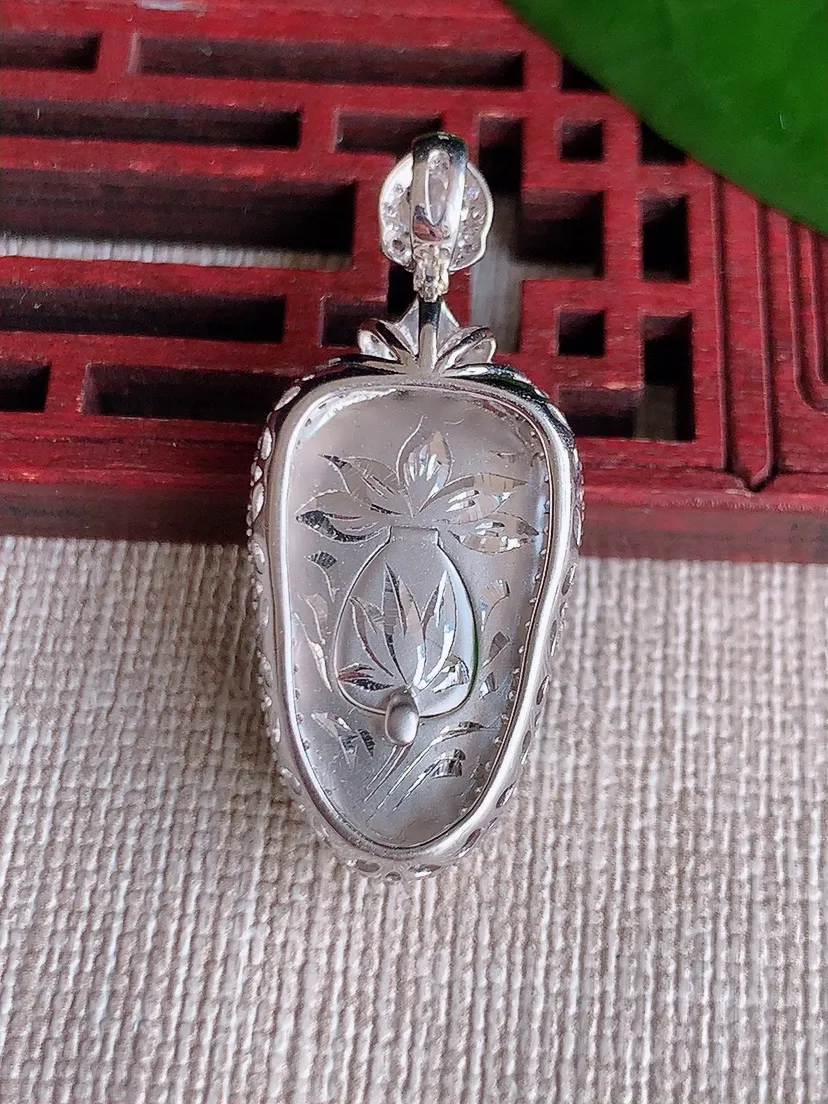 天然A货翡翠18K金伴满绿叶子金枝玉叶吊坠尺寸35×15.4×8裸石21.3×12m量4.76g 0