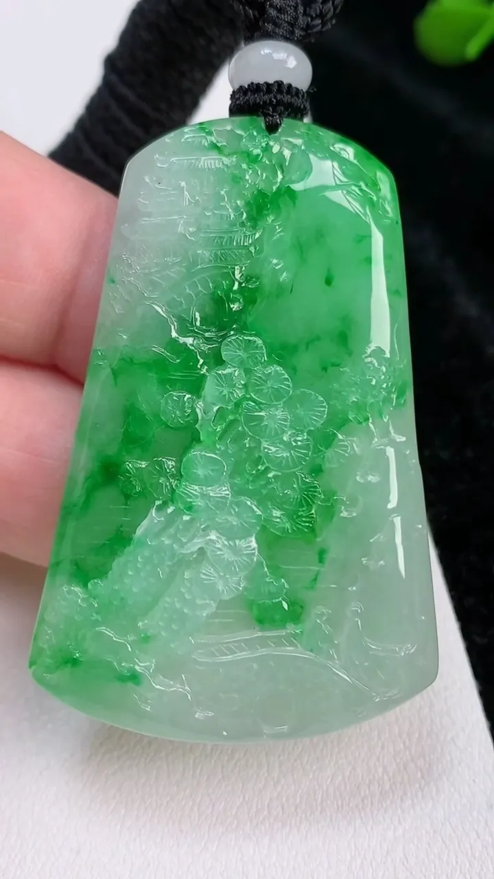 天然A货翡翠山水牌吊坠，尺寸52-35-5.4，重量:25.68g
7月3日