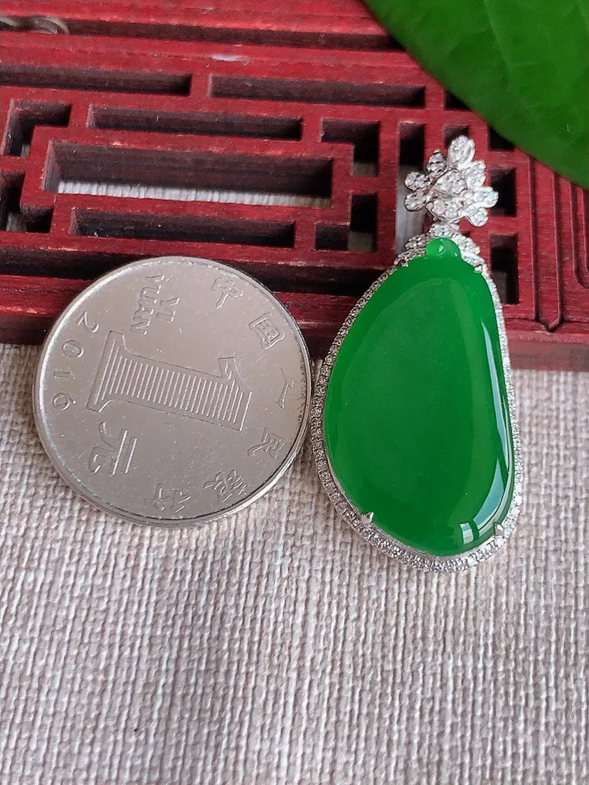 天然A货翡翠18K金伴满绿福瓜吊坠尺寸39×17.7×7裸石27.5×15.5m量6.67g 0702