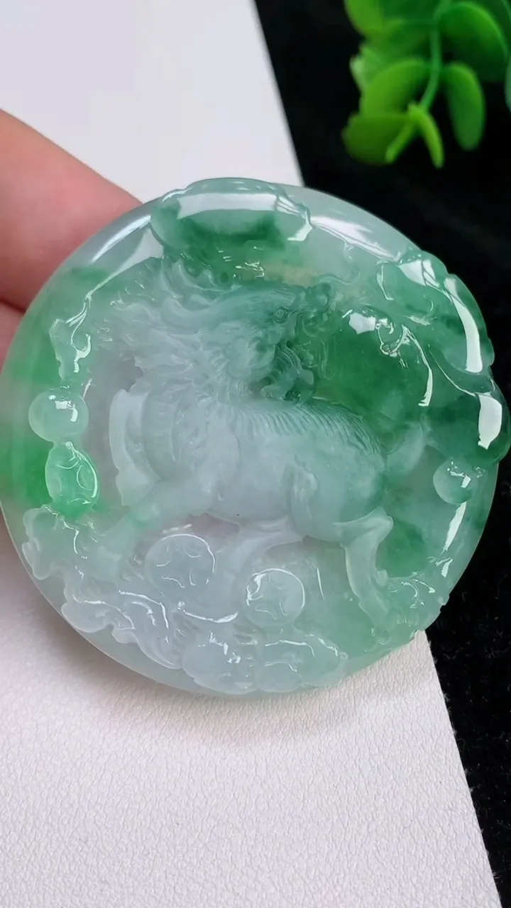 天然A货翡翠麒麟吊坠，尺寸55.3-5.8，重量:34.54g
7月3日