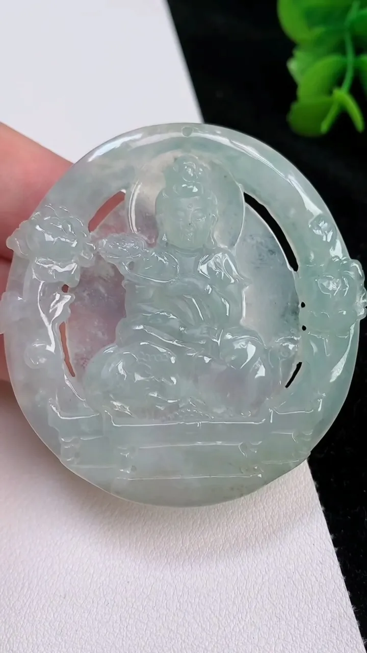 天然A货翡翠大势至观音菩萨吊坠，尺寸53.2-51.6-5，重量:25.41g
7月3日