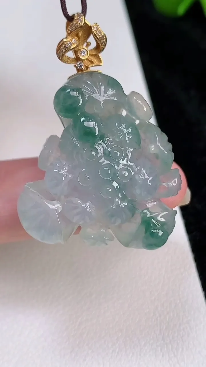 天然A货翡翠种飘花和和美美荷花吊坠，尺寸37-28-26.4-9，重量:12.09g
7月3日