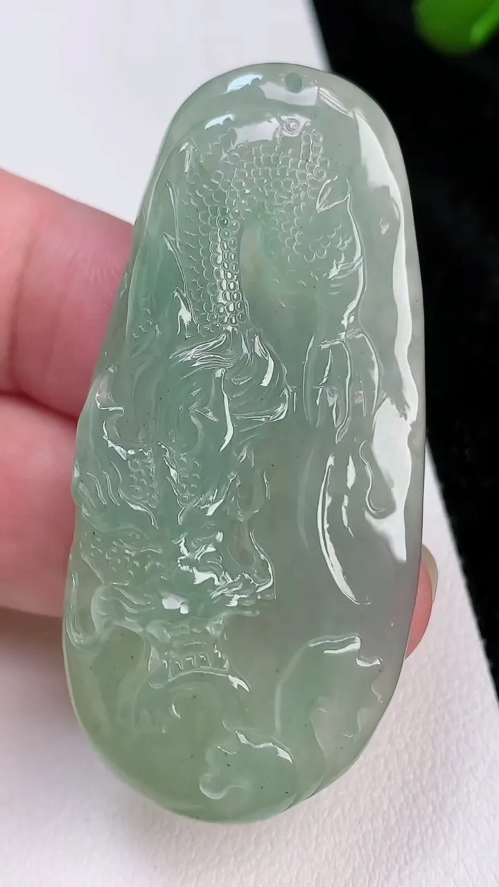 天然A货翡翠龙牌吊坠，尺寸55.4-26-7.5，重量:20.44g
7月3日