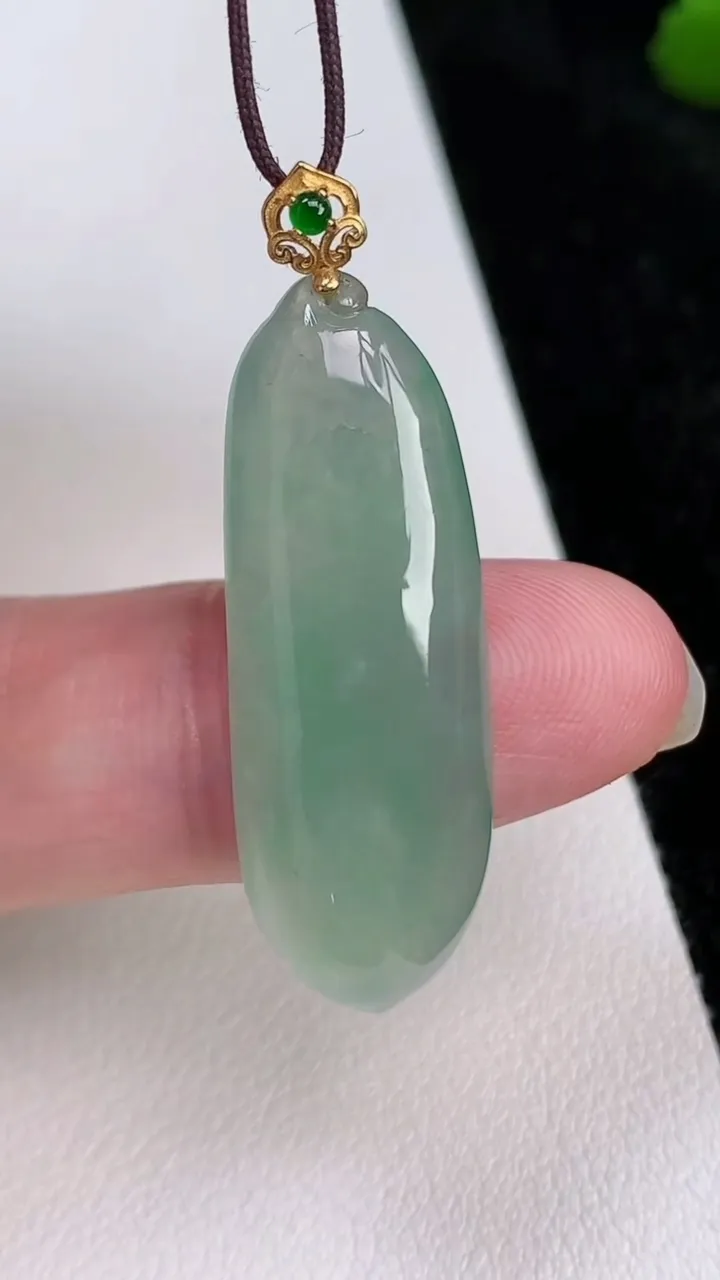 天然A货翡翠福瓜吊坠，尺寸33.2-12-5，重量:4.62g
7月3日