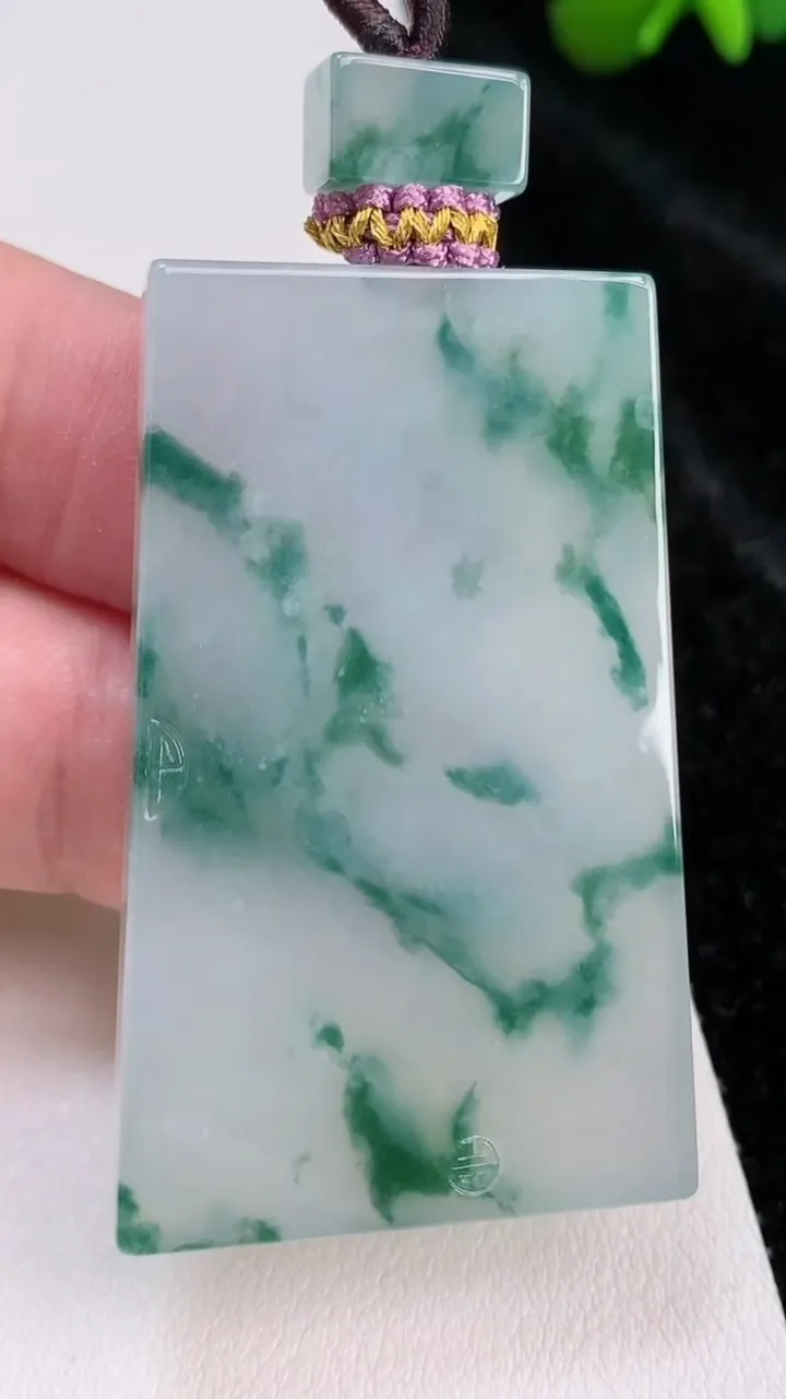 天然A货翡翠种飘花仿古无事牌吊坠，尺寸47.8-30.2-5.5，重量:26.64g
7月3日