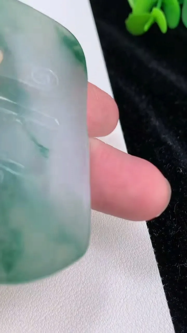 天然A货翡翠种飘花普贤菩萨吊坠，尺寸65.5-37.4-5.4，重量:36.56g
7月3日