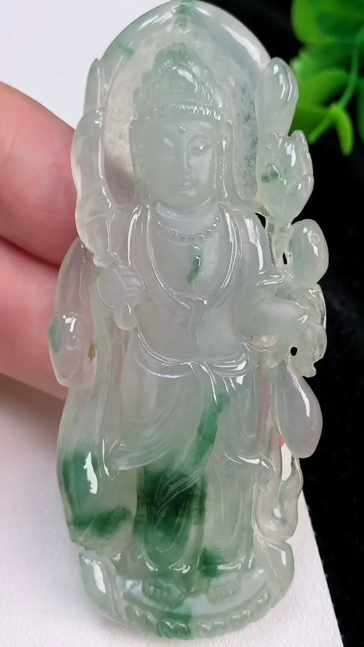 天然A货翡翠虚空藏观音菩萨吊坠，尺寸84.5-36-8.4，重量:40.98g
7月4日