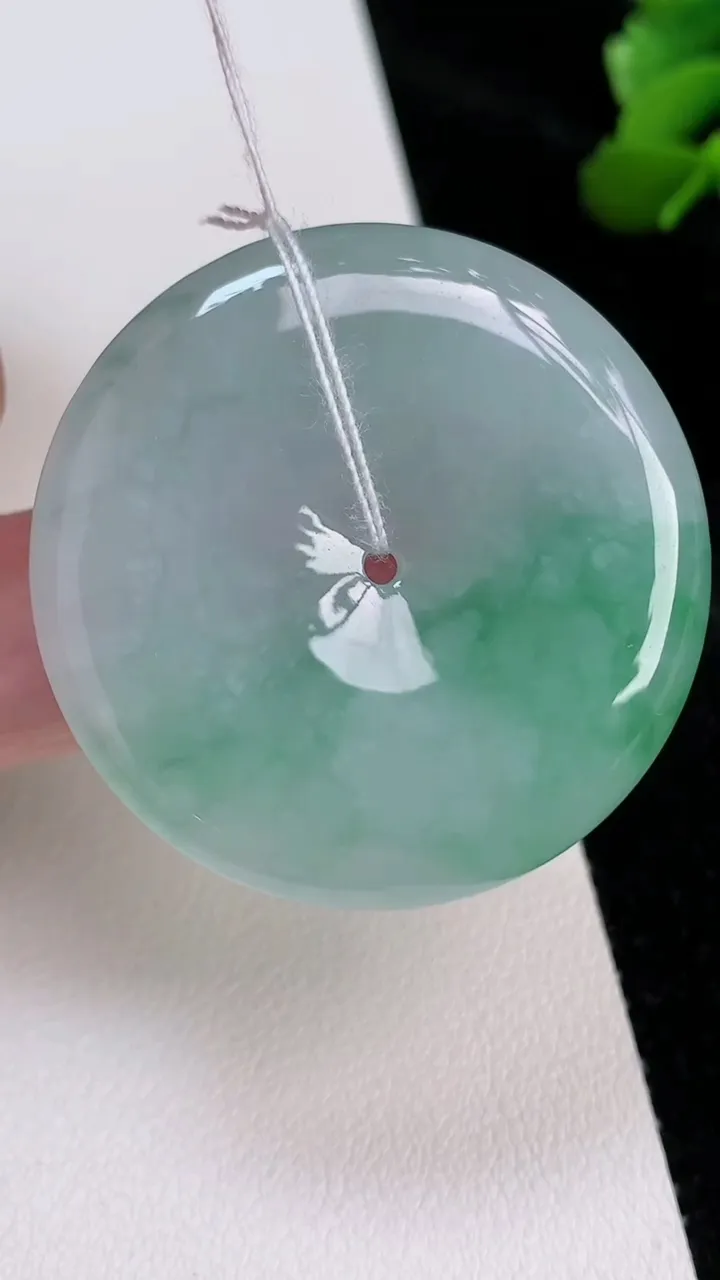 天然A货翡翠平安扣吊坠，尺寸38-5.6，重量:18.35g
7月4日