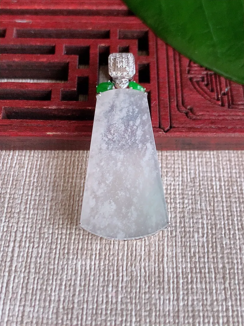 天然A货翡翠18K金伴白月光无事牌吊坠尺寸37.4×29×16×5.6m量4.00g 0704