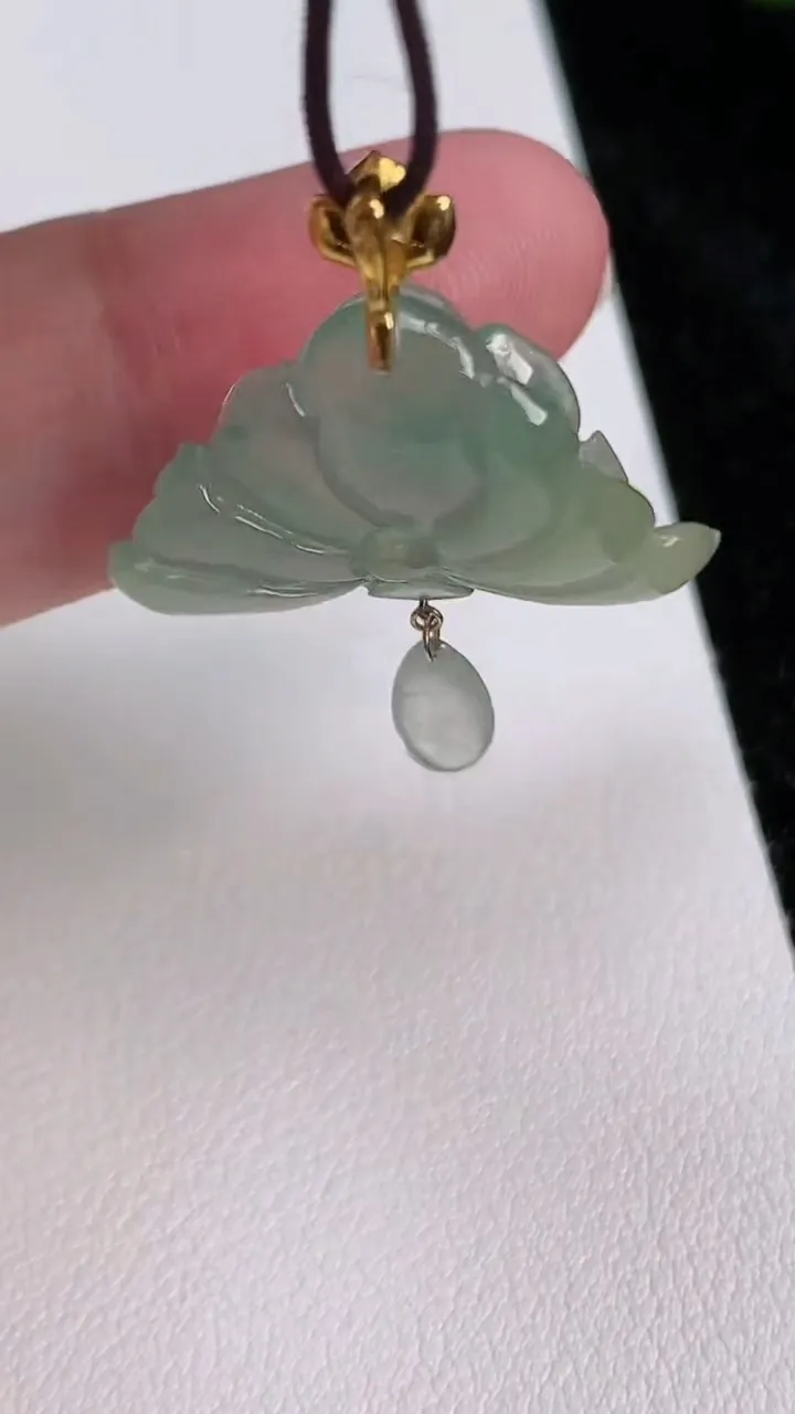 天然A货翡翠和和美美荷花吊坠，尺寸16-24.5-5.8，重量:3.27g
7月4日