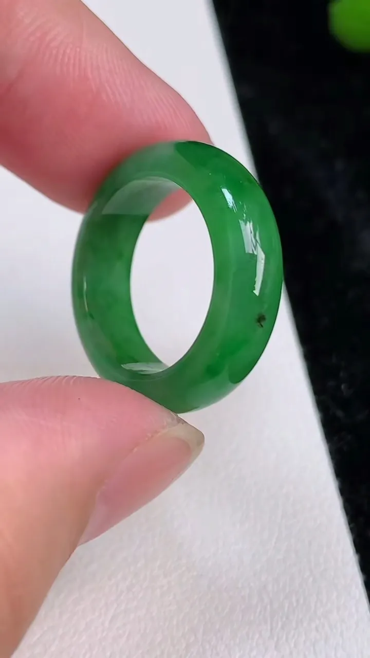 天然A货翡翠戒指指环，尺寸17-5.7-3.1，重量:3.80g2025年7月4日
工厂直销收藏佳品,种好水足，色泽均匀，有种有色，上手高大气！