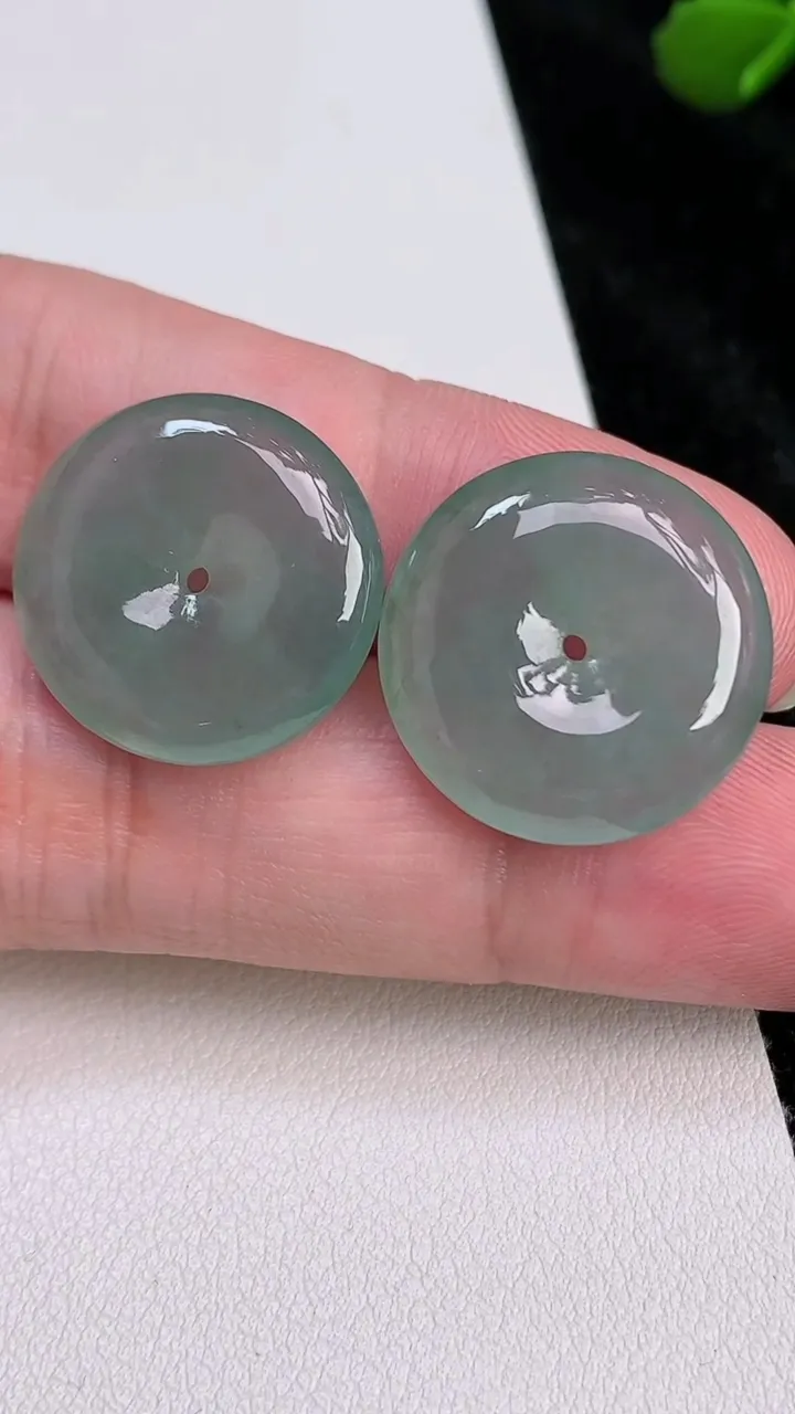 天然A货翡翠平安扣吊坠一对，尺寸20.4-4.5，重量:7.65g
7月4日