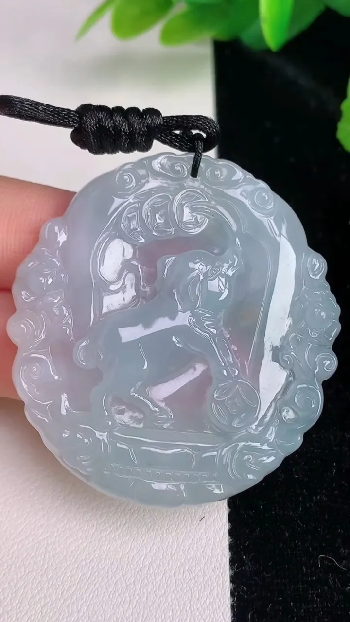 天然A货翡翠飘花生肖猪吊坠，尺寸48.8-44.8-5.6，重量:20.35g
7月4日