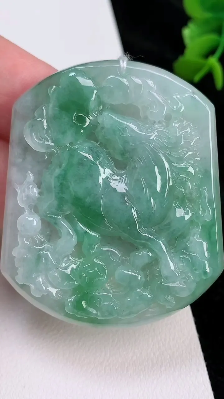 天然A货翡翠生肖马吊坠，尺寸53.8-45-5，重量:29.95g
7月4日
