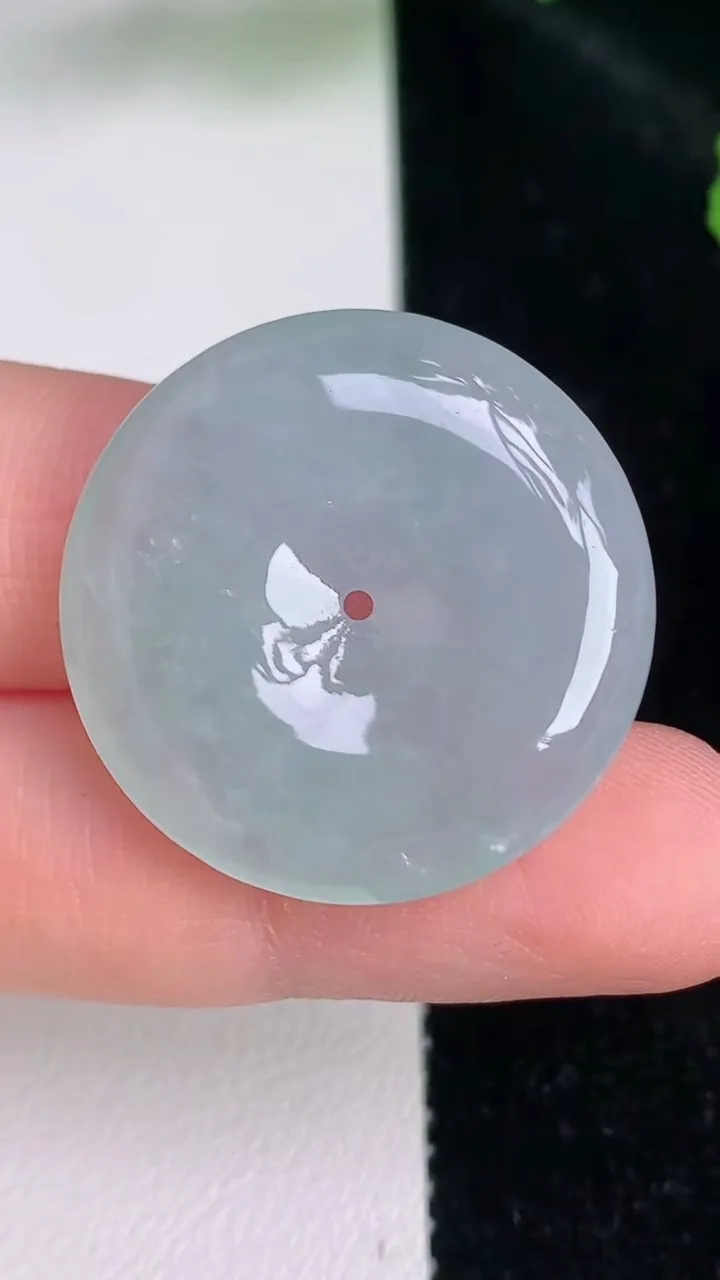 天然A货翡翠平安扣吊坠，尺寸26.7-5.6，重量:8.14g
7月4日
