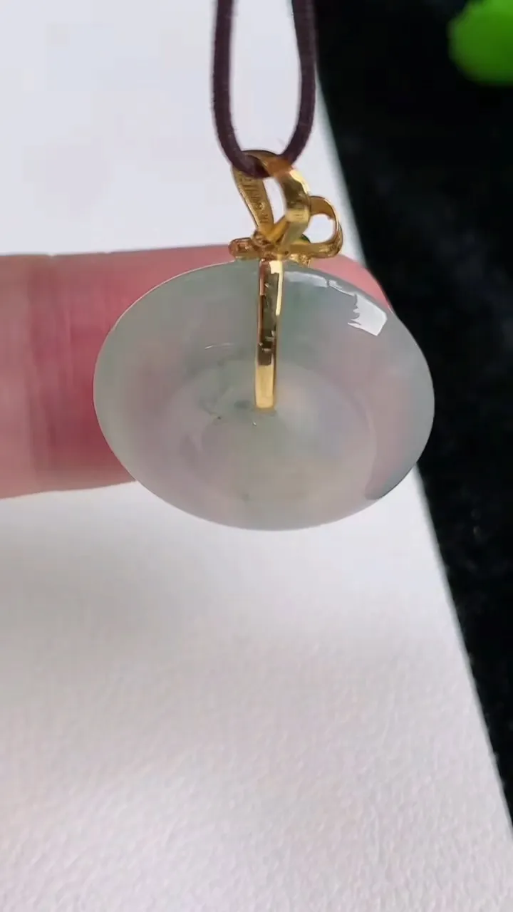 天然A货翡翠平安扣吊坠，尺寸20-5.3，重量:4.61g
7月4日