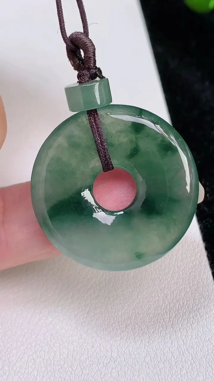 天然A货翡翠平安扣吊坠，尺寸28.5-4，重量:7.35g
7月4日