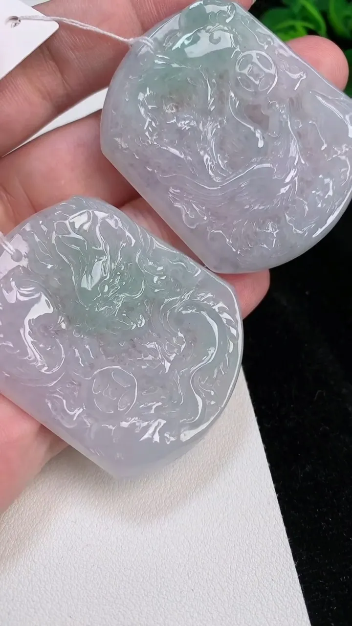 天然A货翡翠龙凤呈祥吊坠一对，尺寸52.7-44.6-5.7，重量:64.05g
7月4日