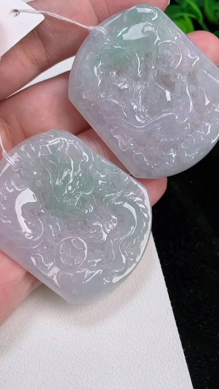 天然A货翡翠龙凤呈祥吊坠一对，尺寸52.7-44.6-5.7，重量:64.05g
7月4日